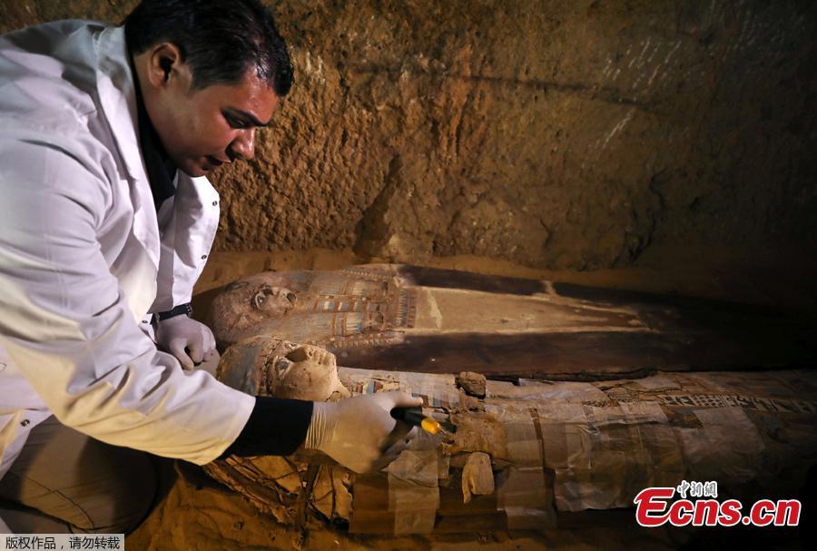 An Egyptian archaeologist works on the sarcophagi at the newly discovered burial site, the Tomb of Behnui-Ka and Nwi, dating back to circa 2500 B.C. near the Great Pyramids in Giza, on the outskirts of Cairo, Egypt May 4, 2019. (Photo/Agencies)