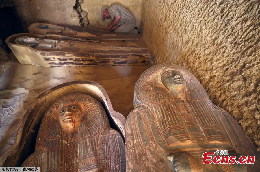 An Egyptian archaeologist works on the sarcophagi at the newly discovered burial site, the Tomb of Behnui-Ka and Nwi, dating back to circa 2500 B.C. near the Great Pyramids in Giza, on the outskirts of Cairo, Egypt May 4, 2019. (Photo/Agencies)
