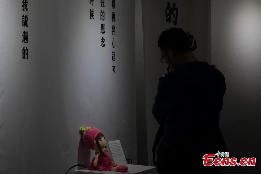 A woman visits the Museum of Broken Relationships in Beijing, May 4, 2019. Hundreds of souvenirs from break-ups, such as unwanted gifts, are presented in the museum. (Photo: China News Service/Zhang Xinglong)