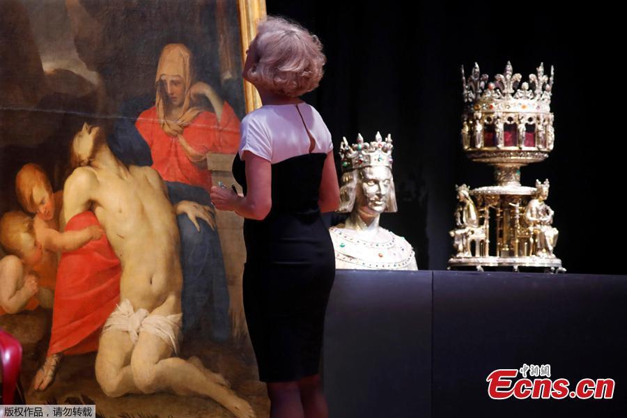 A journalist looks at the painting \