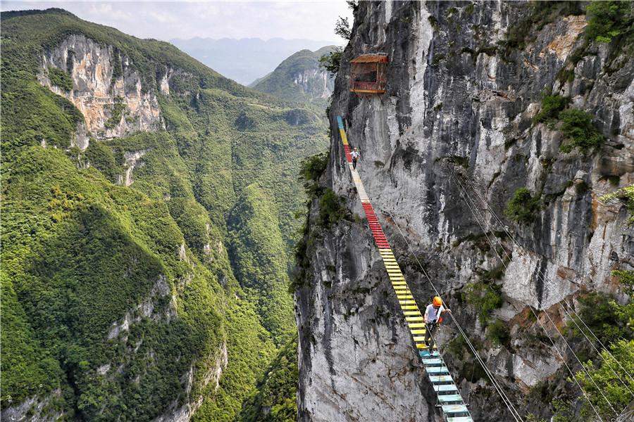 The Cloud Bridge in Yunyang Longgang Scenic Zone in Southwest China\'s Chongqing opened to the public on April 26. (Photos provided to chinadaily.com.cn)