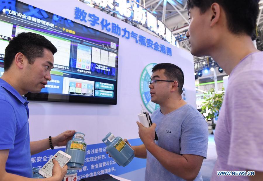 A staff (L) from a local IT company shows a gas canister tracking and management system at the 2nd Digital China Exhibition in Fuzhou, southeast China\'s Fujian Province, May 5, 2019. The 2nd Digital China Exhibition runs from May 5 to 9 at the Fuzhou Strait International Conference & Exhibition Center. (Xinhua/Lin Shanchuan)