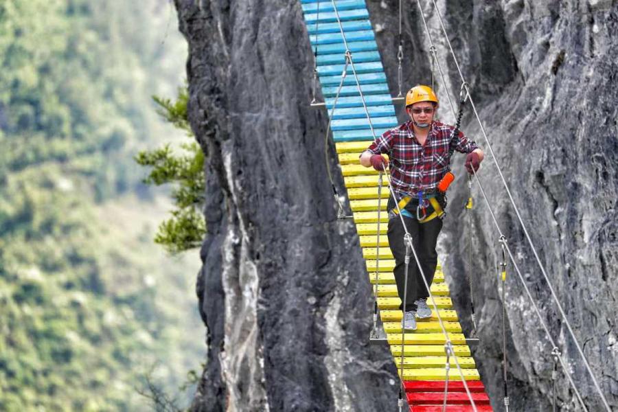 The Cloud Bridge in Yunyang Longgang Scenic Zone in Southwest China\'s Chongqing opened to the public on April 26. (Photos provided to chinadaily.com.cn)