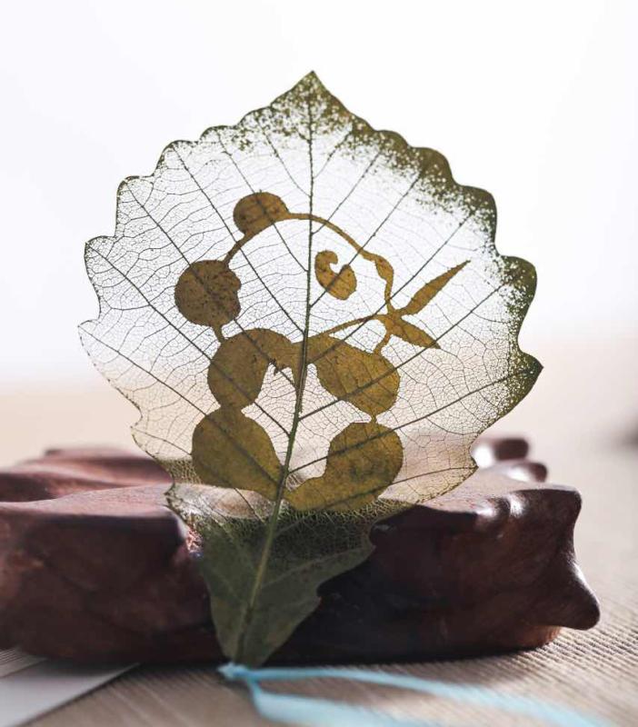 Deng Weiwei\'s leaf carvings, like this panda work, attracted a lot of attention at the recent International Handicrafts Trade Fair in Florence, Italy. (Photo provided to chinadaily.com.cn)

A young Chinese woman\'s leaf carving works attracted significant attention at the recent International Handicrafts Trade Fair in Florence, Italy.

Leaf carving is complicated and time-consuming. It usually takes about 10 days to turn natural leaves into works of art through a series of processes like selection, cleaning, soaking, drawing, carving and drying.

Each piece requires over 40 steps, and only one of 20 carvings will be completed successfully. When finished, the artwork can last for decades.