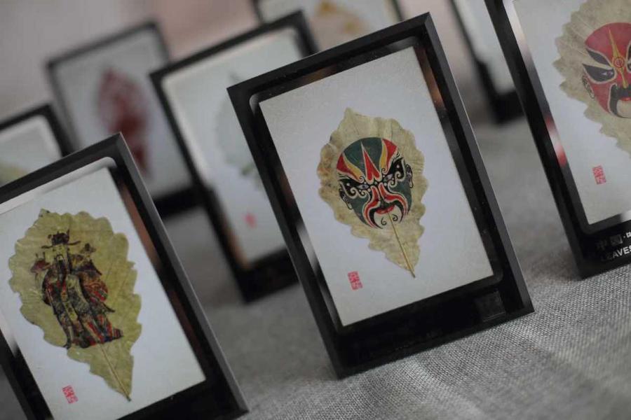 Deng Weiwei\'s leaf carvings, which attracted a lot of attention at the recent International Handicrafts Trade Fair in Florence, Italy. (Photo provided to chinadaily.com.cn)