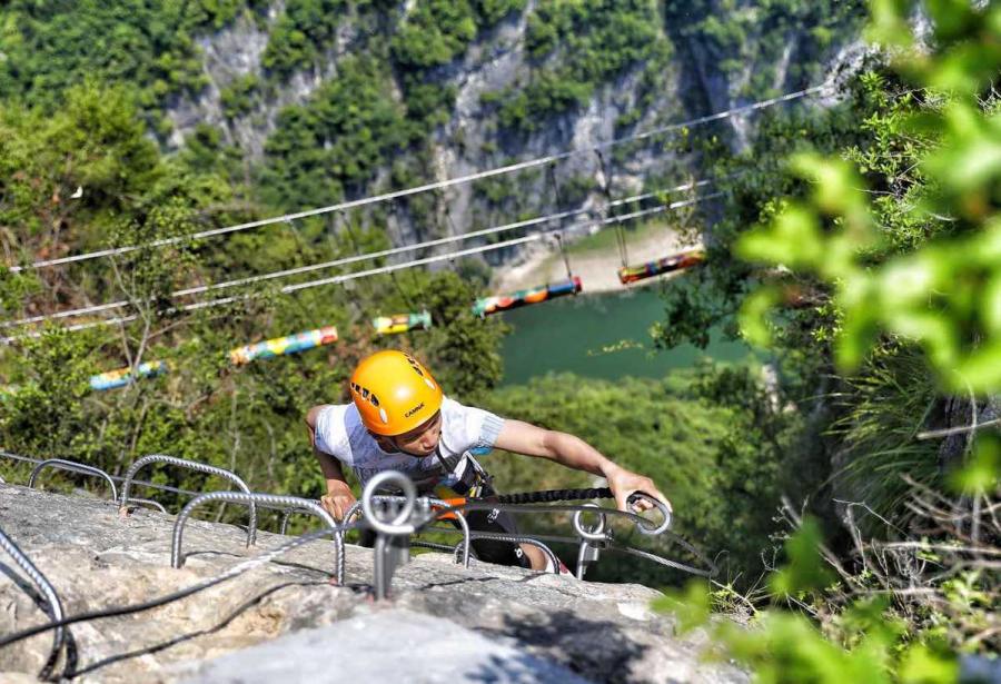 The Cloud Bridge in Yunyang Longgang Scenic Zone in Southwest China\'s Chongqing opened to the public on April 26. (Photos provided to chinadaily.com.cn)