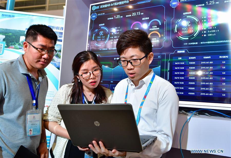 A staff member from a water ecology management service provider shows visitors how to test drinking water quality using a block-chain-based management and control system at the 2nd Digital China Exhibition in Fuzhou, southeast China\'s Fujian Province, May 5, 2019. The 2nd Digital China Exhibition runs from May 5 to 9 at the Fuzhou Strait International Conference & Exhibition Center. (Xinhua/Wei Peiquan)