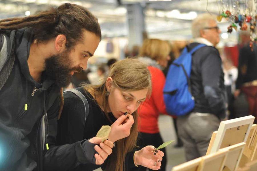 At the recent International Handicrafts Trade Fair in Florence, Italy, Deng Weiwei\'s leaf carving works from Southwest China\'s Chongqing attracted a lot of attention. (Photo provided to chinadaily.com.cn)

Deng Weiwei, 27, started to learn this traditional Chinese folk art in 2016 and opened a studio in Southwest China\'s Chongqing.

Her works feature local and national characters, such as pandas and Chinese kung fu master Jackie Chan.

\