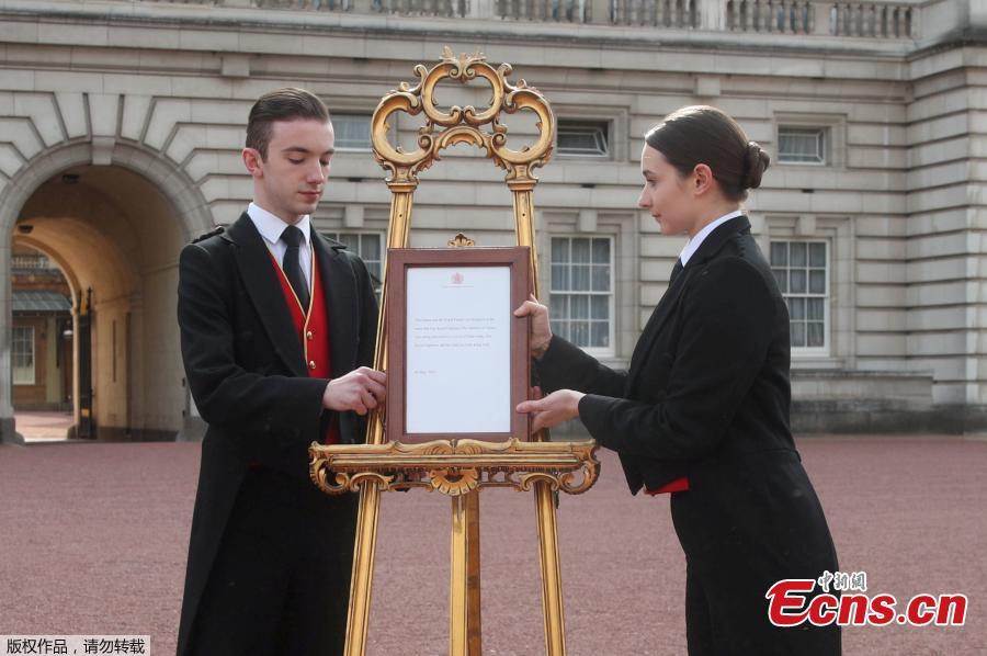 Members of staff set up an official notice on an easel at the gates of Buckingham Palace in London formally announcing the birth of a son to Prince Harry, Duke of Sussex and Meghan, Duchess of Sussex, May 6, 2019. (Photo/Agencies)