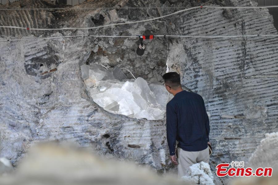 A collection of mineral crystals stored in a warehouse in Kunming City, Southwest China\'s Yunnan Province, May 6, 2019. The owner, Mr. Tang, said the mineral crystals were of various shapes and were from the province\'s Weishan Yi and Hui Autonomous County, with the biggest one weighing 52.6 tons. (Photo: China News Service/Ren Dong)