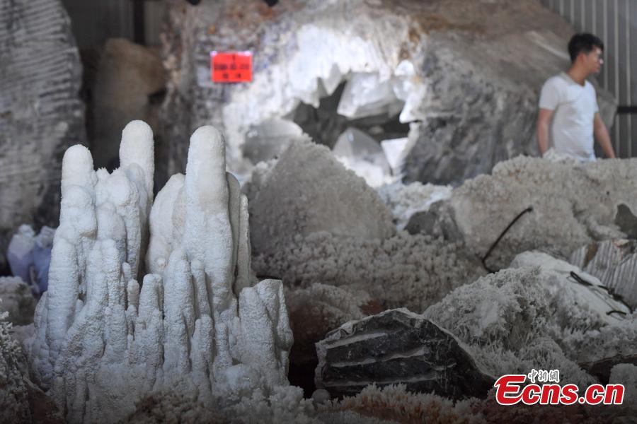A collection of mineral crystals stored in a warehouse in Kunming City, Southwest China\'s Yunnan Province, May 6, 2019. The owner, Mr. Tang, said the mineral crystals were of various shapes and were from the province\'s Weishan Yi and Hui Autonomous County, with the biggest one weighing 52.6 tons. (Photo: China News Service/Ren Dong)