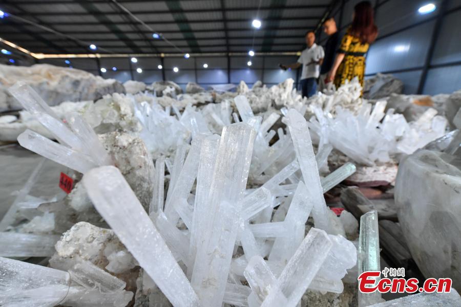 A collection of mineral crystals stored in a warehouse in Kunming City, Southwest China\'s Yunnan Province, May 6, 2019. The owner, Mr. Tang, said the mineral crystals were of various shapes and were from the province\'s Weishan Yi and Hui Autonomous County, with the biggest one weighing 52.6 tons. (Photo: China News Service/Ren Dong)