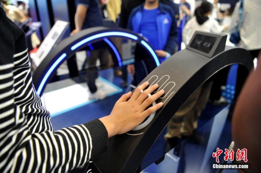 A visitor at the second Digital China Summit in Fuzhou, East China\'s Fujian Province, May 6, 2019. (Photo: China News Service/Zhang Bin)