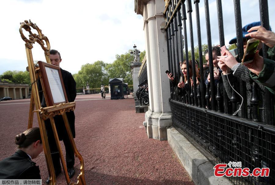 An easel stands in the Forecourt of Buckingham Palace in London to announce the birth of a baby boy, at 4.24 p.m. to the Duke and Duchess of Cambridge at St Mary\'s Hospital, May 6, 2019. (Photo/Agencies)