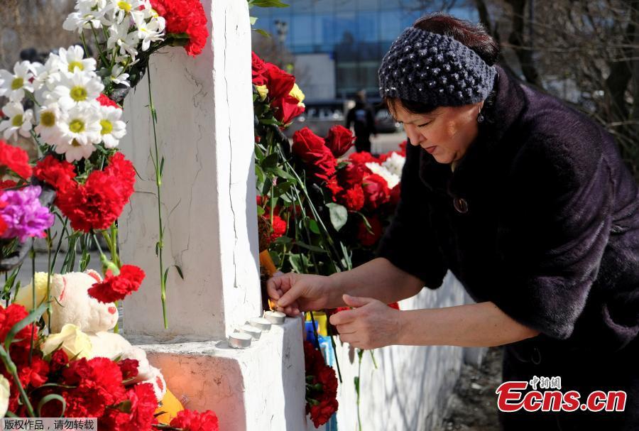 People lay flowers to mourn the victims of the SSJ-100 passenger plane fire, May 6, 2019. Russia\'s Investigative Committee confirmed Monday that 41 people were killed after an SSJ-100 passenger plane en route to the northwestern Russian city of Murmansk caught fire before an emergency landing Sunday at the Sheremetyevo International Airport in Moscow.