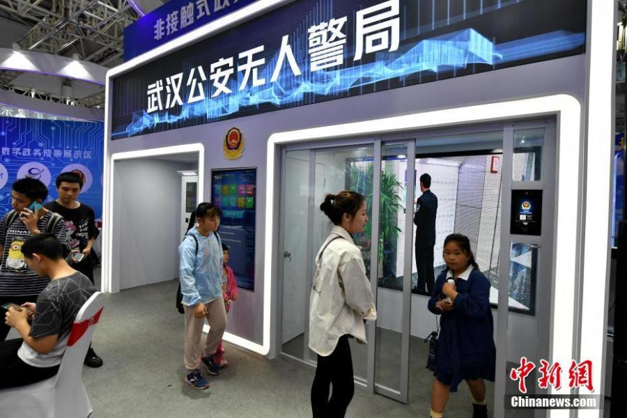 An unmanned police-assistance system on display at the second Digital China Summit in Fuzhou, East China\'s Fujian Province, May 6, 2019. (Photo: China News Service/Lyu Ming)