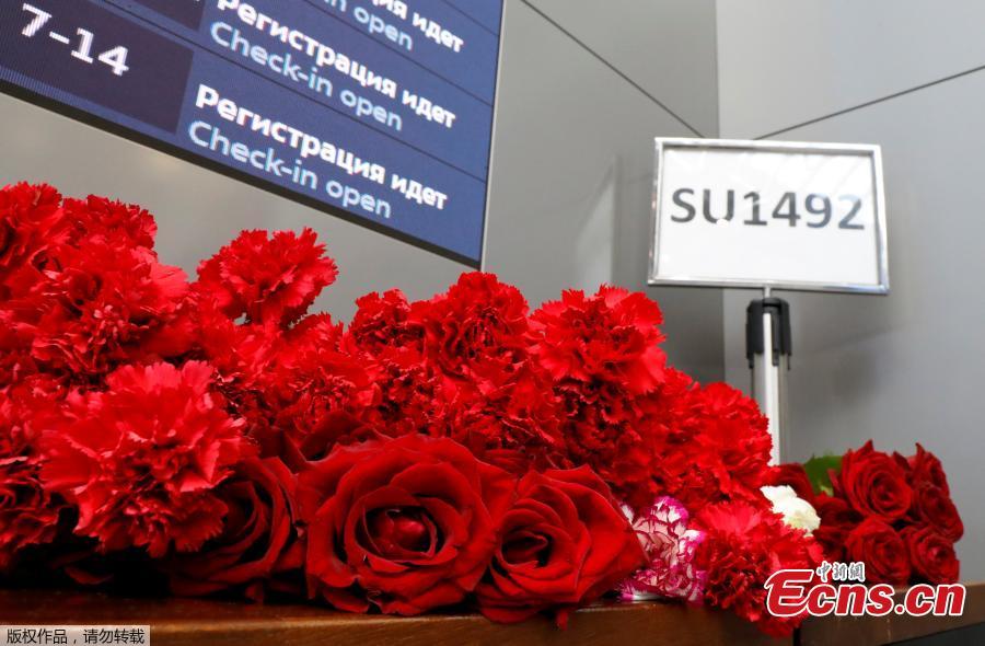 People lay flowers to mourn the victims of the SSJ-100 passenger plane fire at the terminal of the Sheremetyevo International Airport in Moscow, Russia, May 6, 2019. Russia\'s Investigative Committee confirmed Monday that 41 people were killed after an SSJ-100 passenger plane en route to the northwestern Russian city of Murmansk caught fire before an emergency landing Sunday at the Sheremetyevo International Airport in Moscow.