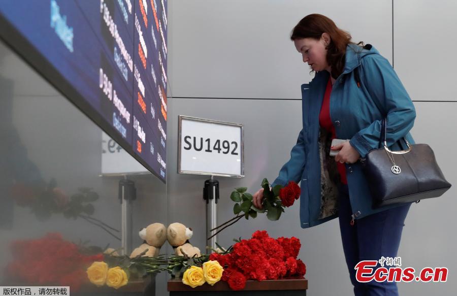 People lay flowers to mourn the victims of the SSJ-100 passenger plane fire at the terminal of the Sheremetyevo International Airport in Moscow, Russia, May 6, 2019. Russia\'s Investigative Committee confirmed Monday that 41 people were killed after an SSJ-100 passenger plane en route to the northwestern Russian city of Murmansk caught fire before an emergency landing Sunday at the Sheremetyevo International Airport in Moscow.