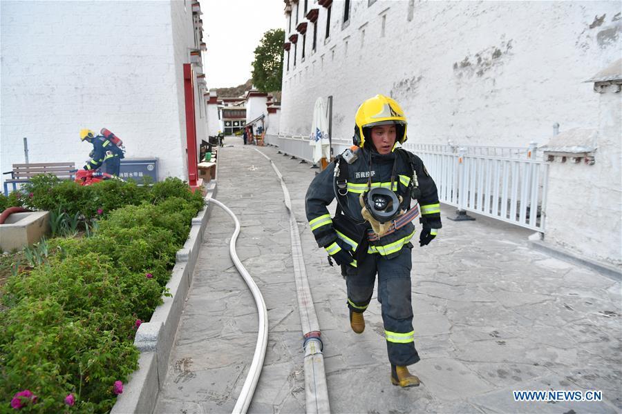 A firefighter runs in an emergency drill at the Potala Palace in Lhasa, southwest China\'s Tibet Autonomous Region, May 7, 2019. (Xinhua/Li Xin)