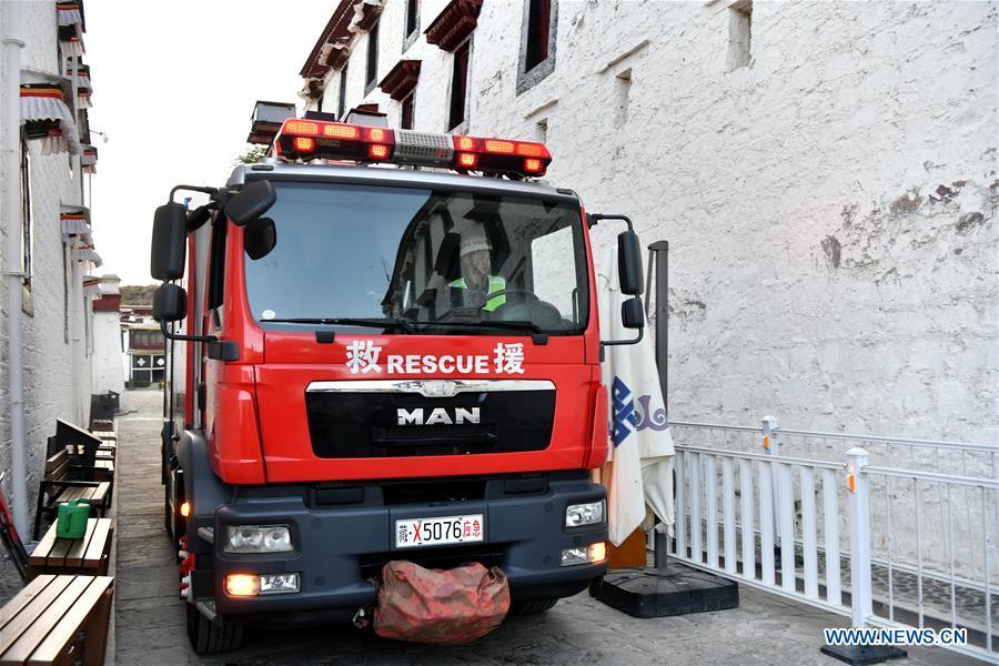 Firefighters conduct an emergency drill at the Potala Palace in Lhasa, southwest China\'s Tibet Autonomous Region, May 7, 2019. (Xinhua/Li Xin)