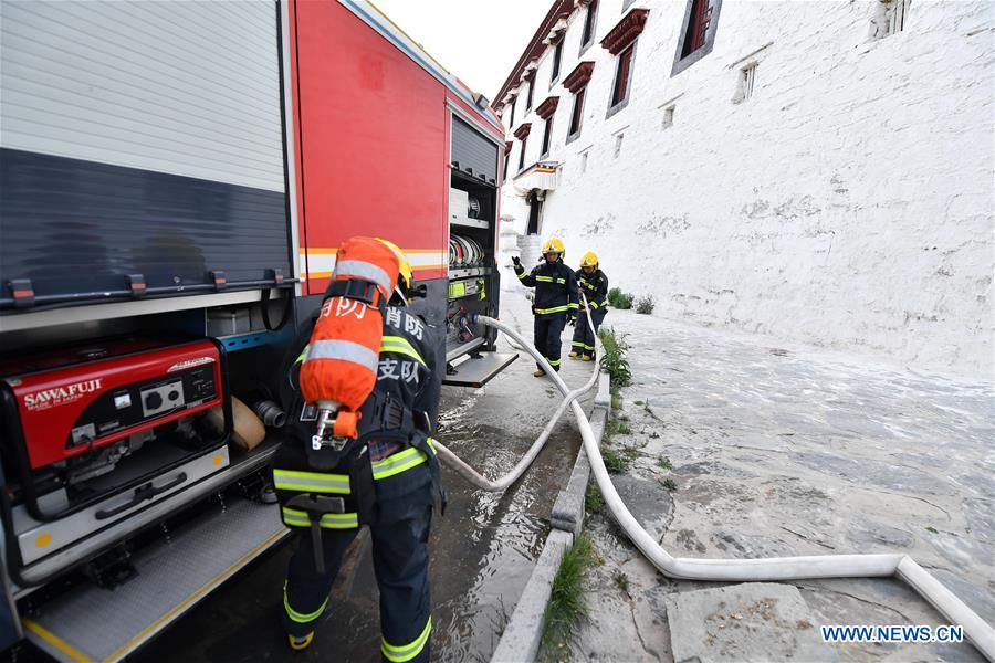 Firefighters connect fire hoses during an emergency drill at the Potala Palace in Lhasa, southwest China\'s Tibet Autonomous Region, May 7, 2019. (Xinhua/Li Xin)