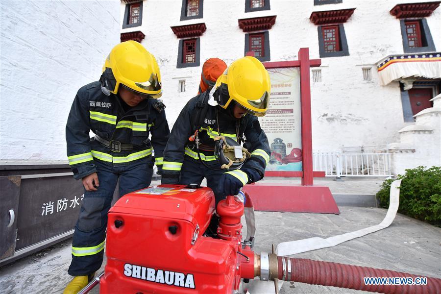 Firefighters conduct an emergency drill at the Potala Palace in Lhasa, southwest China\'s Tibet Autonomous Region, May 7, 2019. (Xinhua/Li Xin)