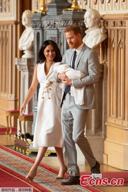 Britain\'s Prince Harry, Duke of Sussex (R), and his wife Meghan Markle, Duchess of Sussex, pose for a photo with their son in St George\'s Hall at Windsor Castle in Windsor, Britain, on May 8, 2019. The baby boy, who is Queen Elizabeth\'s eighth great-grandchild, is seventh in line to the throne, behind the Prince of Wales, the Duke of Cambridge and his children - Prince George, Princess Charlotte and Prince Louis - and Prince Harry. (Photo/Agencies)