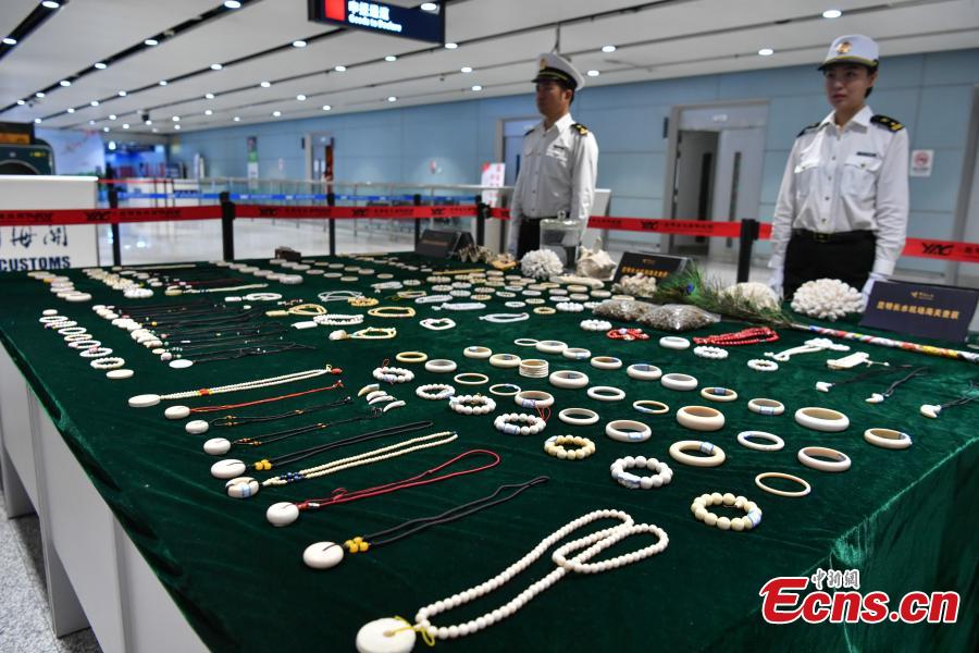 Ivory products seized during checks by Kunming Customs are on display at the Changshui International Airport in Kunming City, Yunnan Province, May 8, 2019. Kunming Customs showcased endangered species and wildlife products seized by staff at the airport. (Photo: China News Service/Ren Dong)