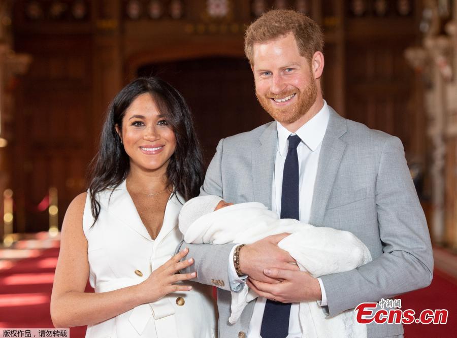 Britain\'s Prince Harry, Duke of Sussex (R), and his wife Meghan Markle, Duchess of Sussex, pose for a photo with their son in St George\'s Hall at Windsor Castle in Windsor, Britain, on May 8, 2019. The baby boy, who is Queen Elizabeth\'s eighth great-grandchild, is seventh in line to the throne, behind the Prince of Wales, the Duke of Cambridge and his children - Prince George, Princess Charlotte and Prince Louis - and Prince Harry. (Photo/Agencies)