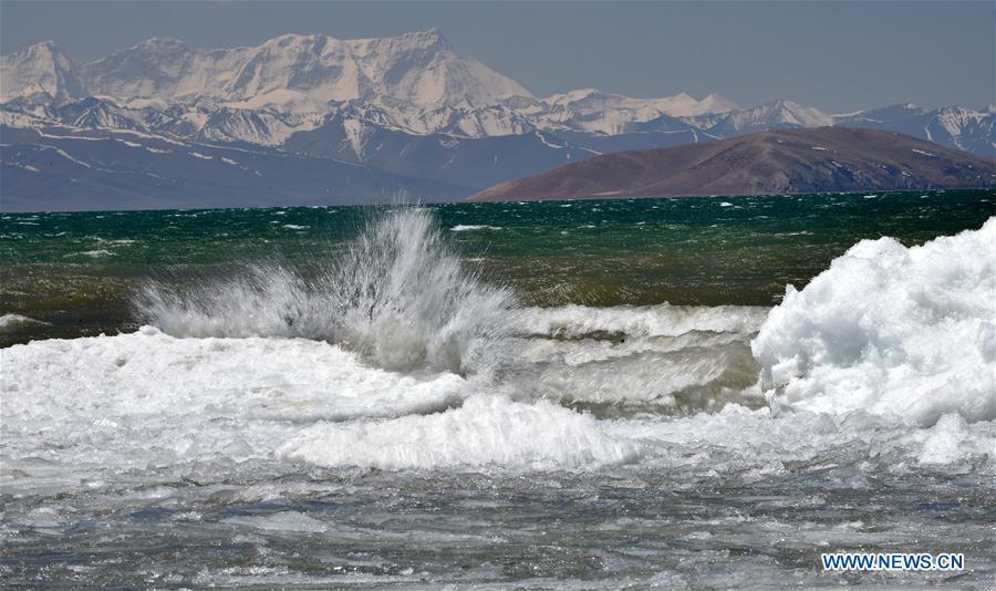 Photo taken on May 8, 2019 shows the melting ice on the Namtso Lake in southwest China\'s Tibet Autonomous Region. As temperature rises and ice melts, the Namtso Lake will enter its tourism season. (Xinhua/Chogo)