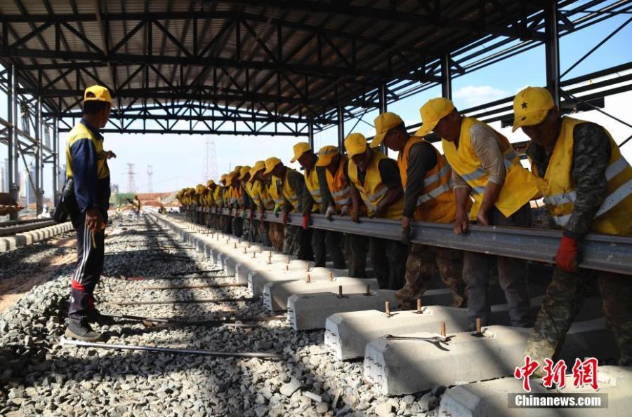 People work at a service station for high-speed trains in Kunming City, Southwest China\'s Yunnan Province, May 9, 2019. Nearly 30 workers helped lay the last rail measuring 25 meters in length and weighing 2.5 tons on Thursday, completing the rail-laying work for the service station. Successful expansion of the station will improve the use and maintenance of high-speed trains in Yunnan, also making it the largest such service station in southwest China. (Photo: China News Service/Miu Chao)