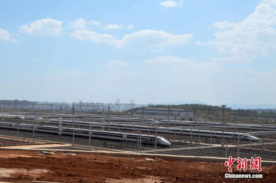 Photo shows a service station for high-speed trains in Kunming City, Southwest China\'s Yunnan Province, May 9, 2019. Nearly 30 workers helped lay the last rail measuring 25 meters in length and weighing 2.5 tons on Thursday, completing the rail-laying work for the service station. Successful expansion of the station will improve the use and maintenance of high-speed trains in Yunnan, also making it the largest such service station in southwest China. (Photo: China News Service/Miu Chao)