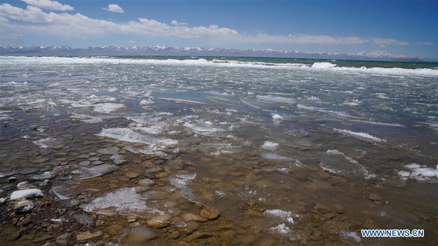 Photo taken on May 8, 2019 shows the melting ice on the Namtso Lake in southwest China\'s Tibet Autonomous Region. As temperature rises and ice melts, the Namtso Lake will enter its tourism season. (Xinhua/Purbu Zhaxi)
