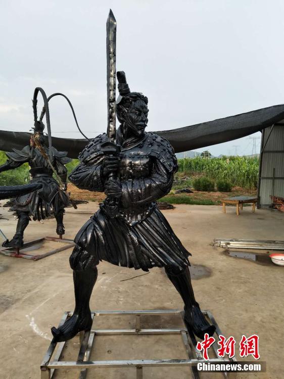 Cao Shengge shows his homemade sculptures made out of used tyres in Xingtai City, Hebei province. Cao became interested in making sculptures with tyres in 2015. He has recycled nearly 50 tons of otherwise waste tyres to create about 100 works, including mythical figures, beasts, and the twelve zodiac animals. He said the tyres usually needed to be cut into pieces and then put together to form a creation, a process that may take tens of days. Cao also said he hopes to organize an exhibition of his works and promote public awareness of environmental protection. (Photo provided to China News Service)