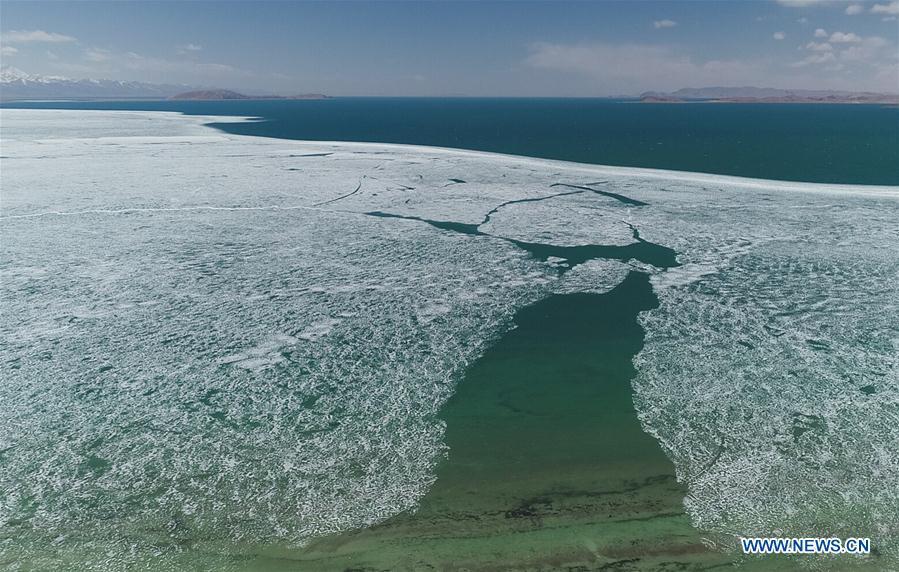 Aerial photo taken on May 8, 2019 shows the melting ice on the Namtso Lake in southwest China\'s Tibet Autonomous Region. As temperature rises and ice melts, the Namtso Lake will enter its tourism season. (Xinhua/Purbu Zhaxi)