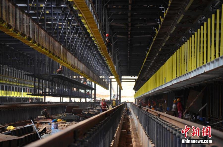 People work at a service station for high-speed trains in Kunming City, Southwest China\'s Yunnan Province, May 9, 2019. Nearly 30 workers helped lay the last rail measuring 25 meters in length and weighing 2.5 tons on Thursday, completing the rail-laying work for the service station. Successful expansion of the station will improve the use and maintenance of high-speed trains in Yunnan, also making it the largest such service station in southwest China. (Photo: China News Service/Miu Chao)