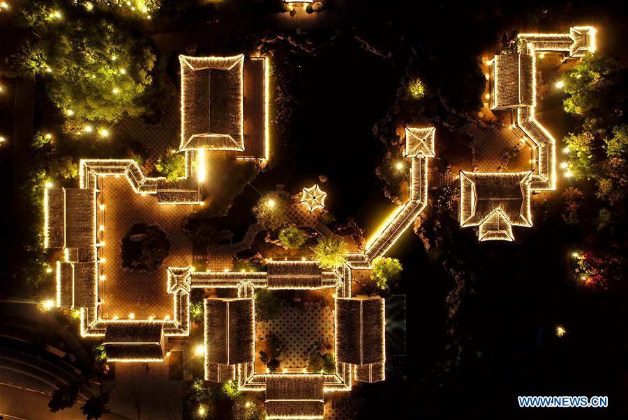 Aerial photo taken on Sept. 27, 2018 shows the night scenery of the Nanhu Park in Tangshan City, north China\'s Hebei Province. (Xinhua/Yang Shiyao)
