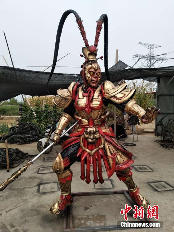 Cao Shengge shows his homemade sculptures made out of used tyres in Xingtai City, Hebei province. Cao became interested in making sculptures with tyres in 2015. He has recycled nearly 50 tons of otherwise waste tyres to create about 100 works, including mythical figures, beasts, and the twelve zodiac animals. He said the tyres usually needed to be cut into pieces and then put together to form a creation, a process that may take tens of days. Cao also said he hopes to organize an exhibition of his works and promote public awareness of environmental protection. (Photo provided to China News Service)
