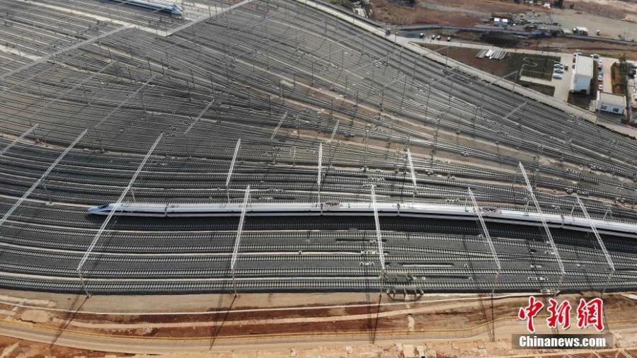 Aerial photo shows a service station for high-speed trains in Kunming City, Southwest China\'s Yunnan Province, May 9, 2019. Nearly 30 workers helped lay the last rail measuring 25 meters in length and weighing 2.5 tons on Thursday, completing the rail-laying work for the service station. Successful expansion of the station will improve the use and maintenance of high-speed trains in Yunnan, also making it the largest such service station in southwest China. (Photo: China News Service/Miu Chao)