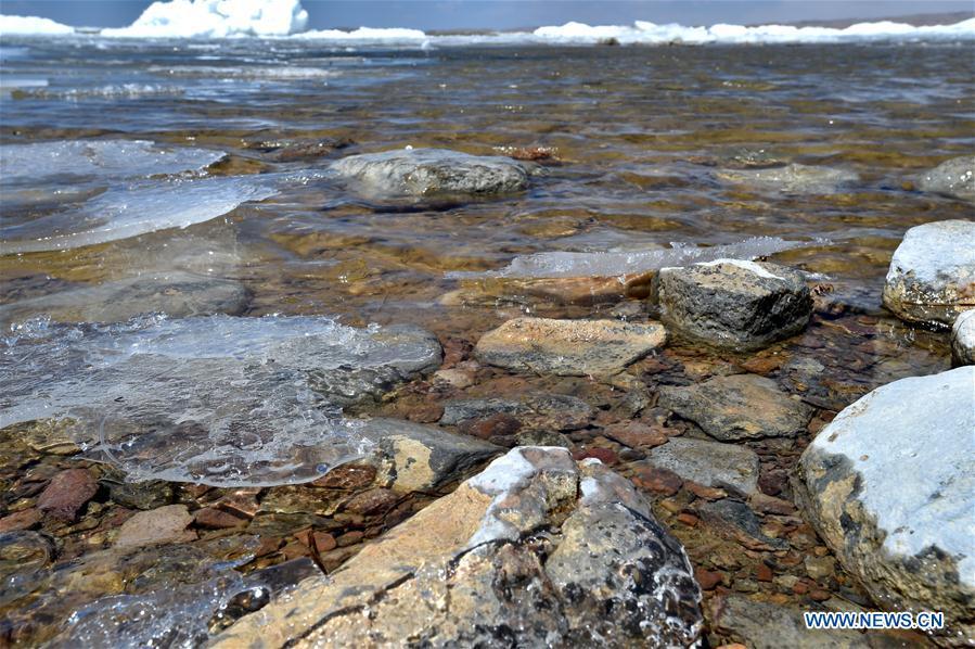 Photo taken on May 8, 2019 shows the melting ice on the Namtso Lake in southwest China\'s Tibet Autonomous Region. As temperature rises and ice melts, the Namtso Lake will enter its tourism season. (Xinhua/Chogo)