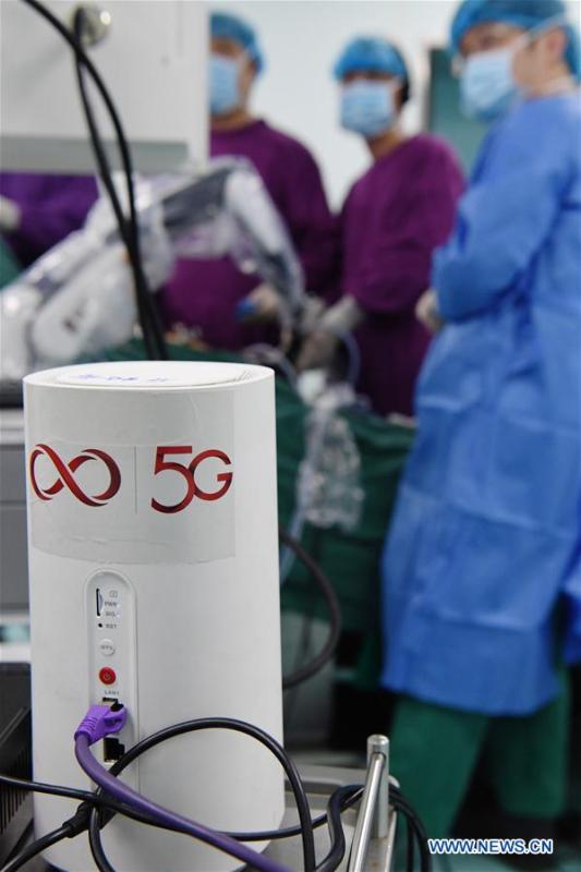 Medical staff of the Shitai County People\'s Hospital conduct an endoscopic surgery under the guidance from experts of the Second Hospital of Anhui Medical University (AMU) through a 5G-supported remote collaborative operating platform in Shitai, east China\'s Anhui Province, May 10, 2019. The first 5G network-supported remote collaborative operation was successfully conducted Friday at two hospitals in Anhui. Medical experts from the Second Hospital of AMU guided two endoscopic surgeries operated by another county hospital via 5G technology remotely and timely, during which the experts remote-adjusted the operating machines through voice. (Xinhua/Xu Minhao)