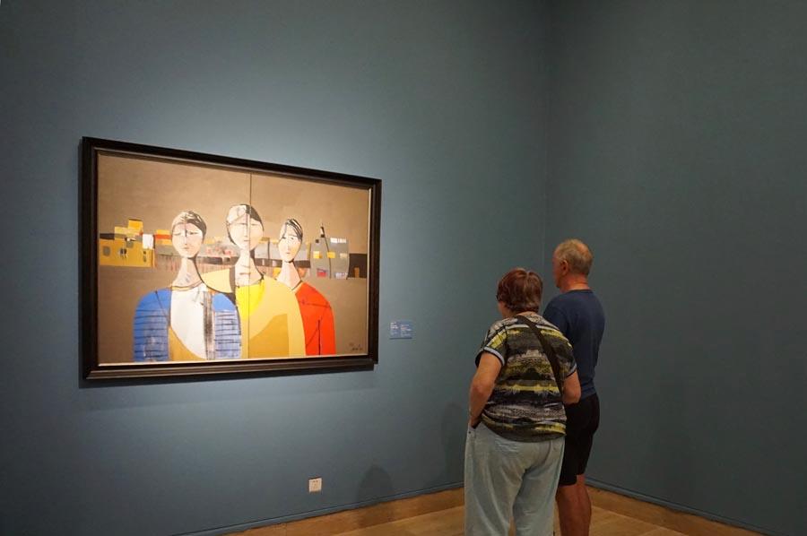 Attendees look at painting Kazak Girls by Khalid Alshatti, Kuwait, on May 10, 2019.  (Photo/chinadaily.com.cn)