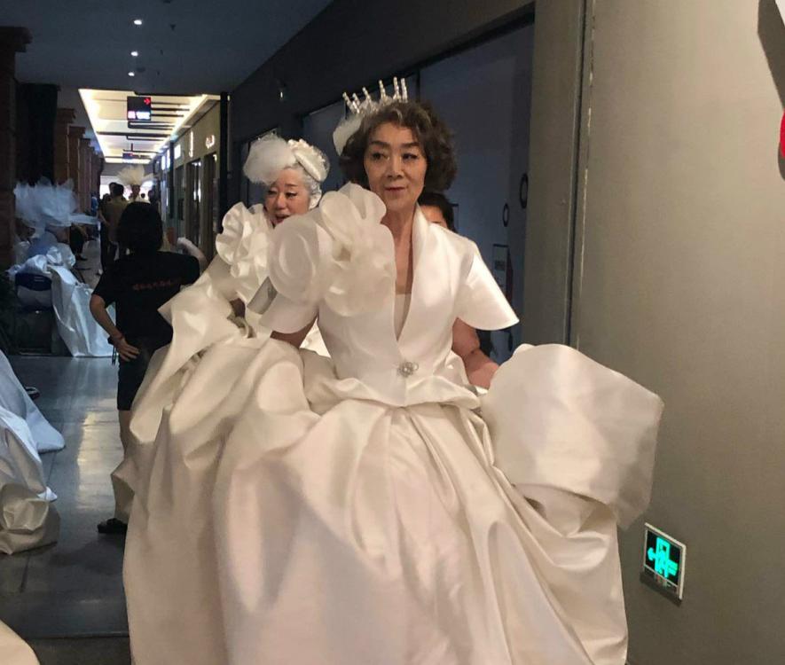 Some elderly models are seen backstage at the Mother\'s Day show in Wuhan, capital of Central China\'s Hubei Province. (Photo/chinadaily.com.cn)