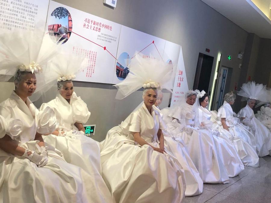 Some elderly models are seen backstage at the Mother\'s Day show in Wuhan, capital of Central China\'s Hubei Province. (Photo/chinadaily.com.cn)