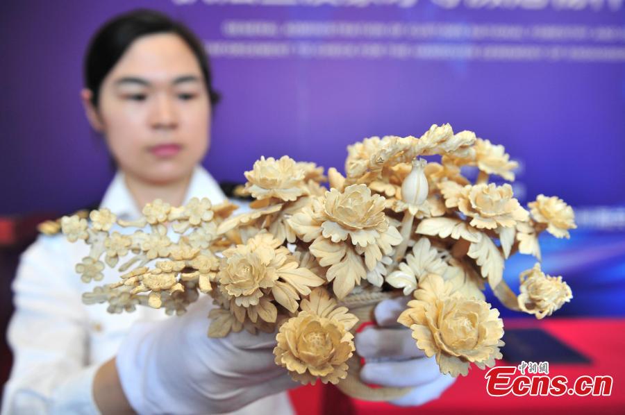 Ivory products seized by Hangzhou Customs before their handover to forestry authorities in Hangzhou City, East China\'s Zhejiang Province, May 14, 2019. Hangzhou Customs showcased endangered species and wildlife products weighing 863.69 kilograms. (Photo: China News Service/Zhang Yin)