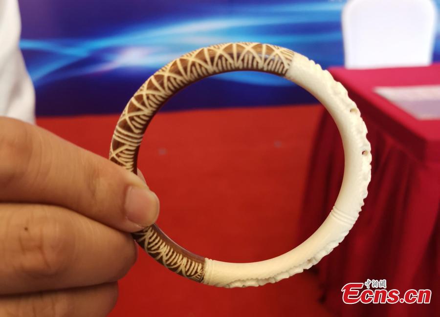 Photo taken on May 14, 2019 shows ivory products seized by Hangzhou Customs before their handover to forestry authorities in Hangzhou City, East China\'s Zhejiang Province. Hangzhou Customs showcased endangered species and wildlife products weighing 863.69 kilograms. (Photo: China News Service/Zhang Yin)