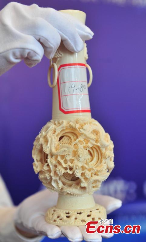 Photo taken on May 14, 2019 shows ivory products seized by Hangzhou Customs before their handover to forestry authorities in Hangzhou City, East China\'s Zhejiang Province. Hangzhou Customs showcased endangered species and wildlife products weighing 863.69 kilograms. (Photo: China News Service/Zhang Yin)