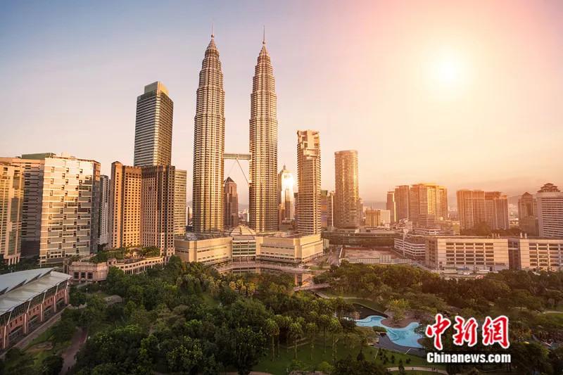 File photo shows the Petronas Twin Towers, Kuala Lumpur in Malaysia. The Petronas Towers stood as the tallest buildings in the world from 1998 to 2004 and remain the tallest twin towers in the world.  (Photo/VCG)
