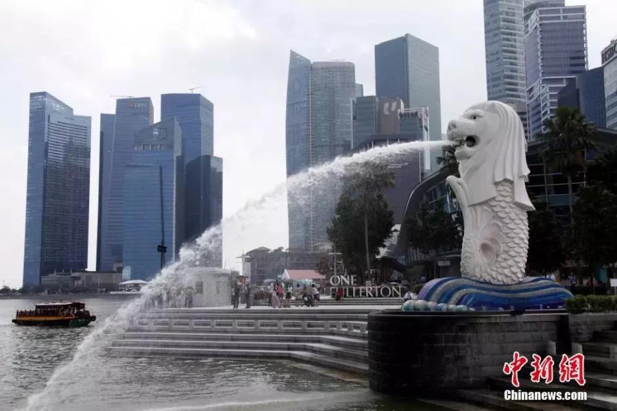 File photo shows the iconic Merlion statue in Singapore.  The Merlion is the official mascot of Singapore, depicted as a mythical creature with a lion\'s head and the body of a fish.  (Photo/China News Service)