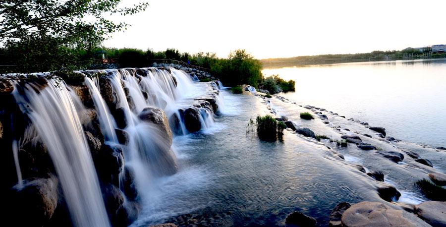 The waterfall in the Lushuiwan scenic area of Zhangye city, Northwest China\'s Gansu Province, is seen May 13, 2019. (Photo by Chen Li for chinadaily.com.cn)